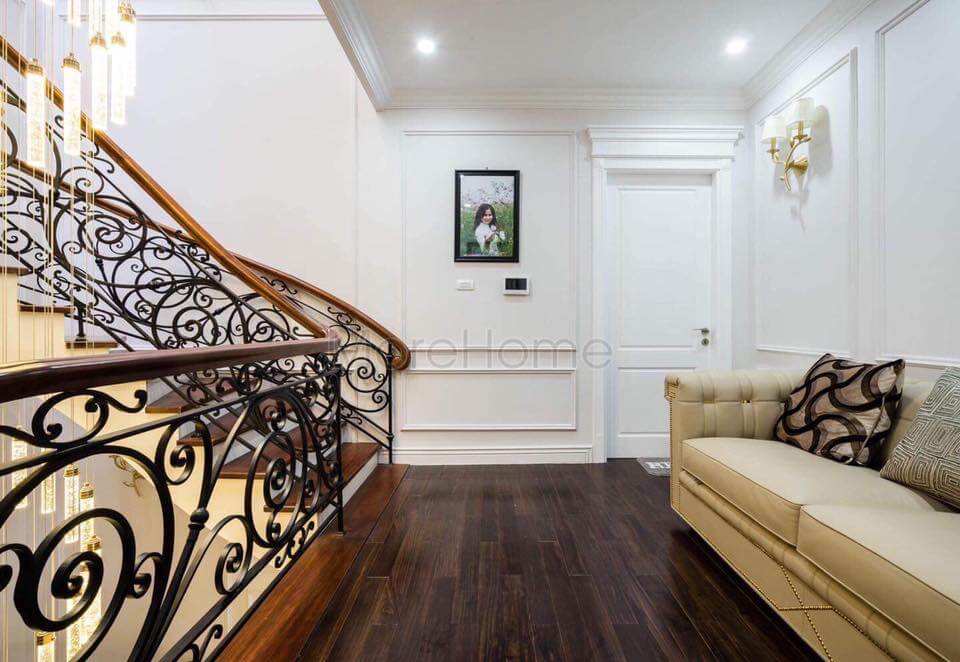 Không gian biệt thự sang trọng được chú trọng từng chi tiết phào chỉ, sofa, tranh treo tường, đèn,... Mẫu thiết kế và thi công nội thất biệt thự