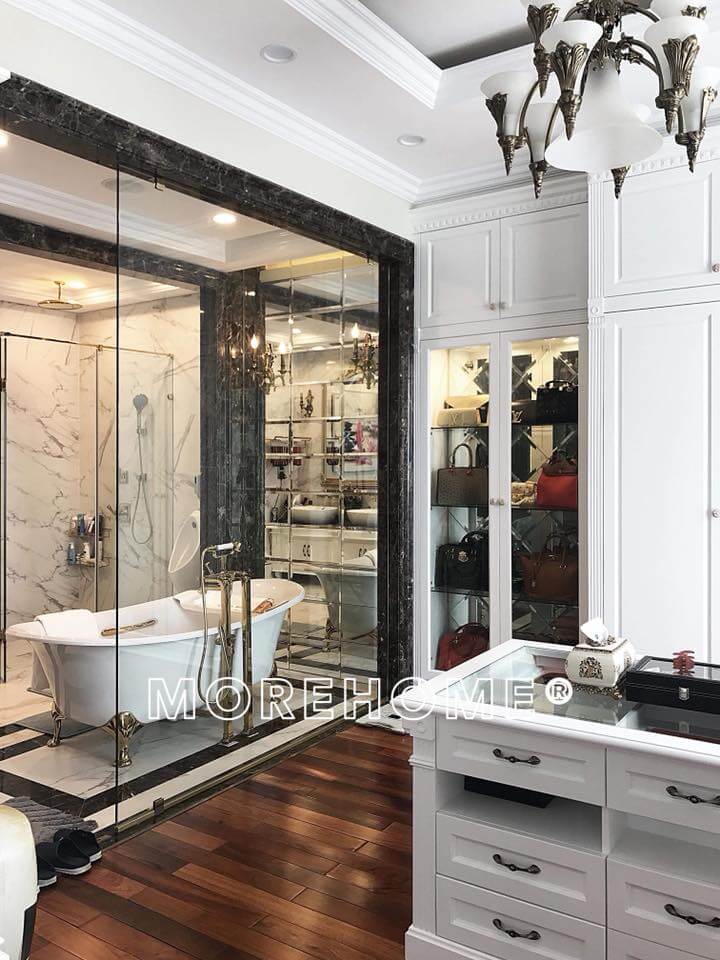 Nội thất phòng tắm trang trí với chất liệu mạ vàng cao cấp từ vòi rửa tới kệ lavabo Mẫu thiết kế và thi công nội thất biệt thự