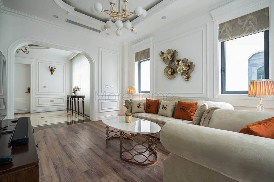 Gia chủ có thể trang trí tường tân cổ điển bằng bộ hoa 3D, đèn tường, tranh dán tường,.. dễ dàng như biệt thự tuyệt vời này Thiết kế phòng khách biệt thự