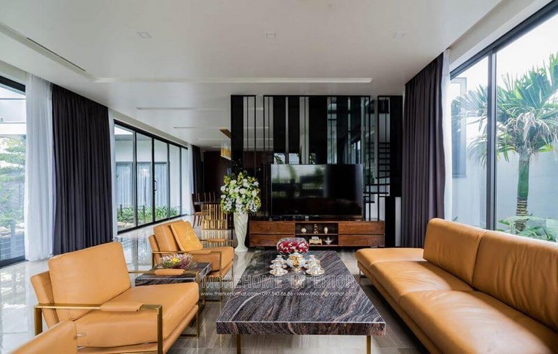 Không gian phòng khách được tô điểm bởi bộ sofa bọc da hiện đại, tạo nên một cảm giác ấn tượng.